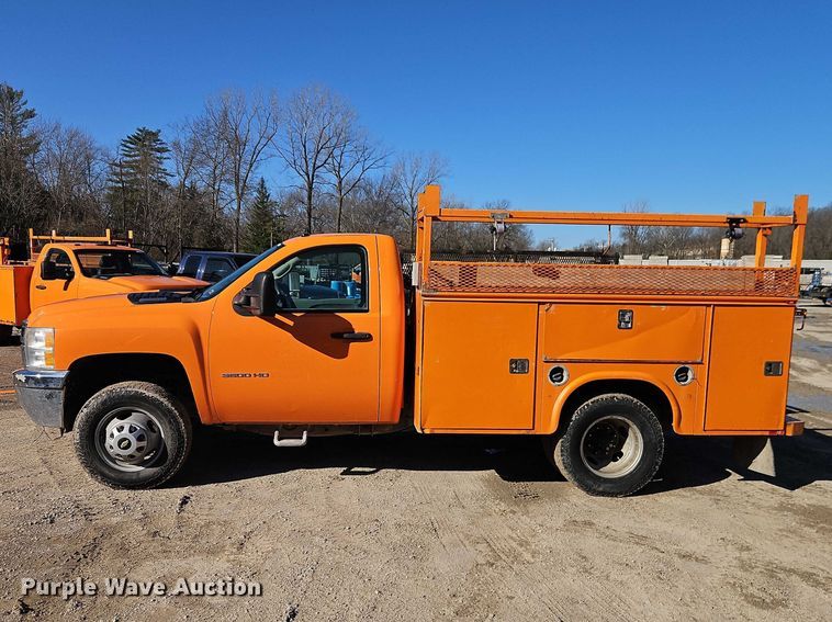 image for item EO7068 2013 Chevrolet Silverado 3500HD utility bed pickup truck