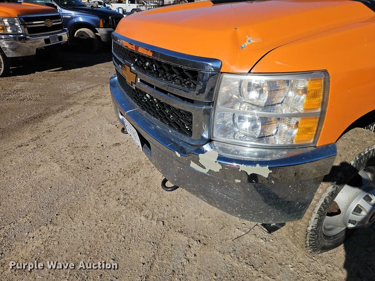 image for item EO7068 2013 Chevrolet Silverado 3500HD utility bed pickup truck