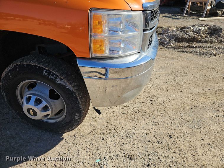 image for item EO7068 2013 Chevrolet Silverado 3500HD utility bed pickup truck