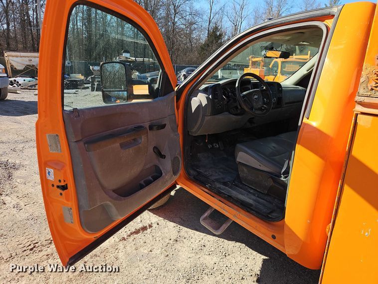 image for item EO7068 2013 Chevrolet Silverado 3500HD utility bed pickup truck