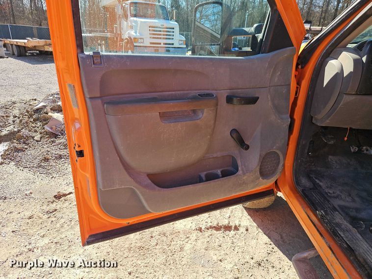 image for item EO7068 2013 Chevrolet Silverado 3500HD utility bed pickup truck