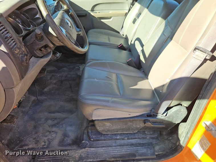 image for item EO7068 2013 Chevrolet Silverado 3500HD utility bed pickup truck