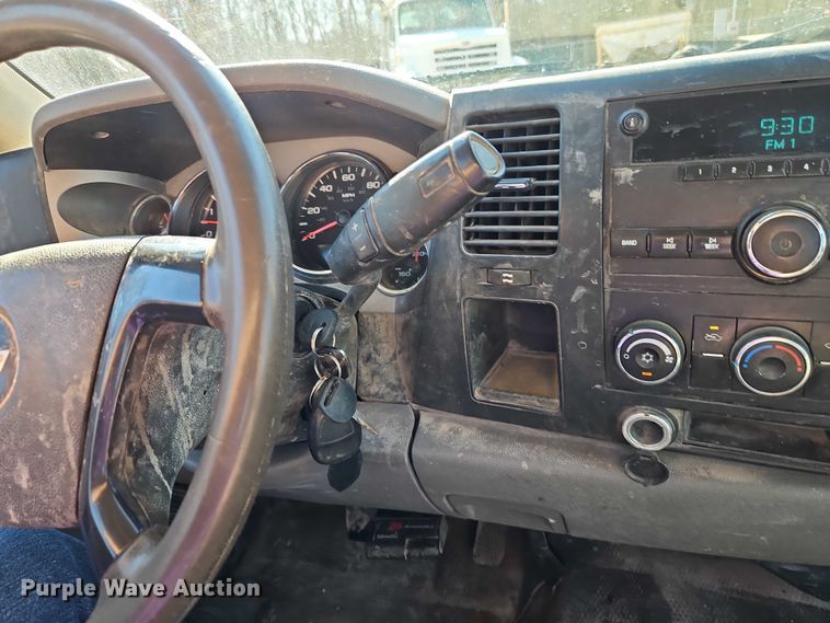 image for item EO7068 2013 Chevrolet Silverado 3500HD utility bed pickup truck