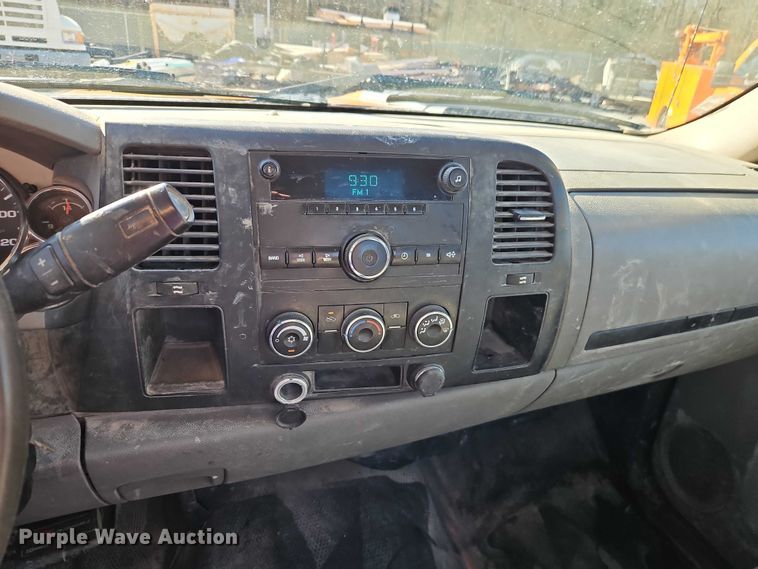 image for item EO7068 2013 Chevrolet Silverado 3500HD utility bed pickup truck