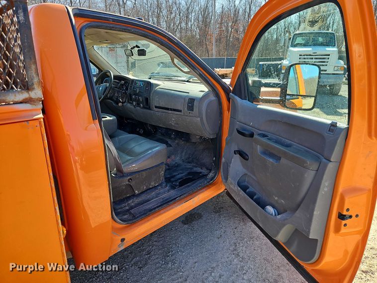 image for item EO7068 2013 Chevrolet Silverado 3500HD utility bed pickup truck