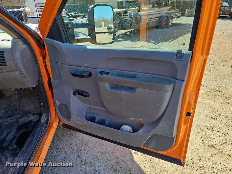 image for item EO7068 2013 Chevrolet Silverado 3500HD utility bed pickup truck