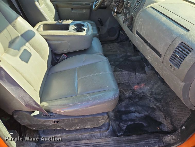 image for item EO7068 2013 Chevrolet Silverado 3500HD utility bed pickup truck