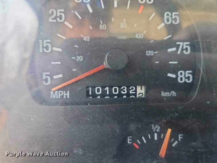 image for item EO7069 1999 Sterling L-Line crane truck