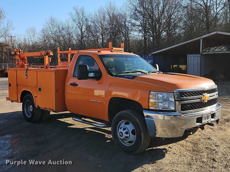 image for item EO7070 2013 Chevrolet Silverado 3500HD utility bed pickup truck