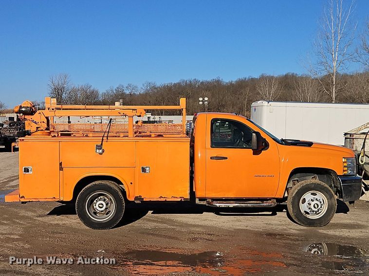 image for item EO7070 2013 Chevrolet Silverado 3500HD utility bed pickup truck