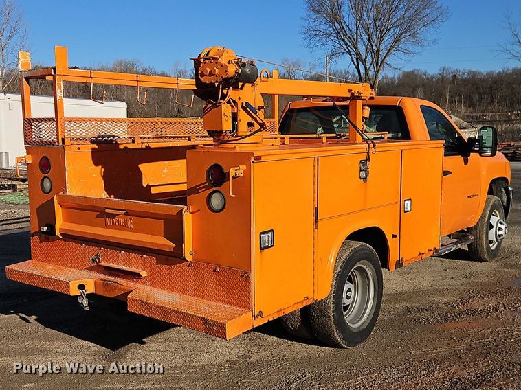 image for item EO7070 2013 Chevrolet Silverado 3500HD utility bed pickup truck