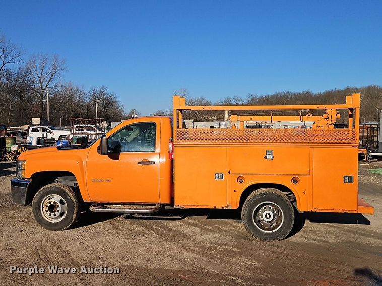 image for item EO7070 2013 Chevrolet Silverado 3500HD utility bed pickup truck