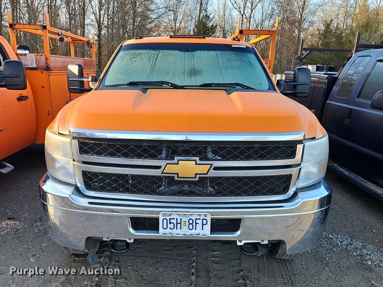 image for item EO7070 2013 Chevrolet Silverado 3500HD utility bed pickup truck