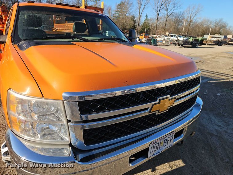 image for item EO7070 2013 Chevrolet Silverado 3500HD utility bed pickup truck