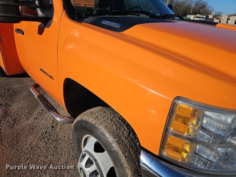 image for item EO7070 2013 Chevrolet Silverado 3500HD utility bed pickup truck
