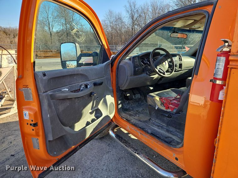 image for item EO7070 2013 Chevrolet Silverado 3500HD utility bed pickup truck
