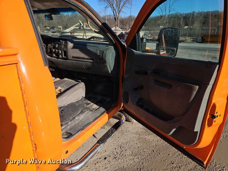 image for item EO7070 2013 Chevrolet Silverado 3500HD utility bed pickup truck