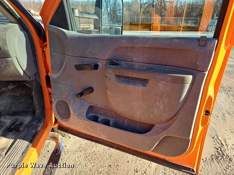 image for item EO7070 2013 Chevrolet Silverado 3500HD utility bed pickup truck