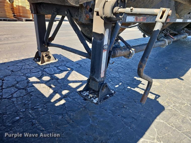 image for item EO7114 1968 Fruehauf asphalt trailer