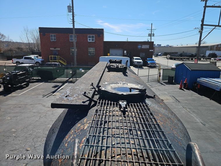 image for item EO7114 1968 Fruehauf asphalt trailer