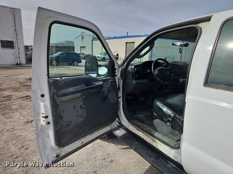 image for item EO7126 2005 Ford F550 Crew Cab truck cab and chassis