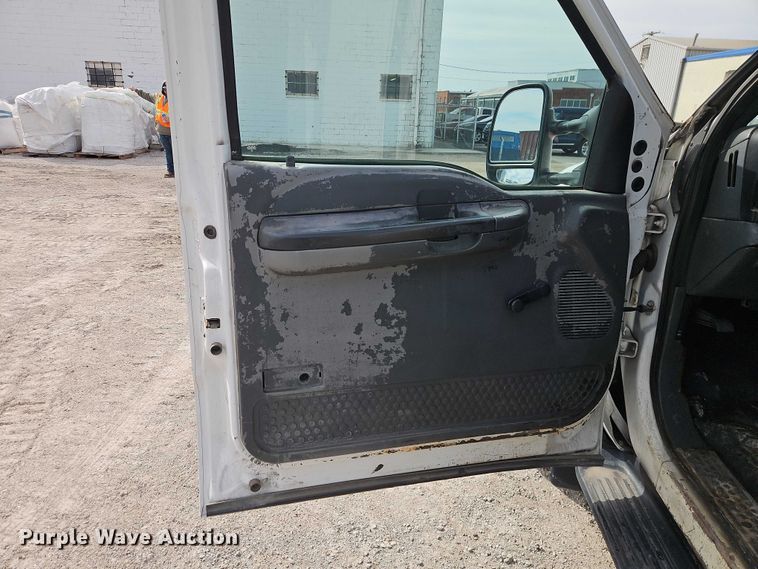 image for item EO7126 2005 Ford F550 Crew Cab truck cab and chassis