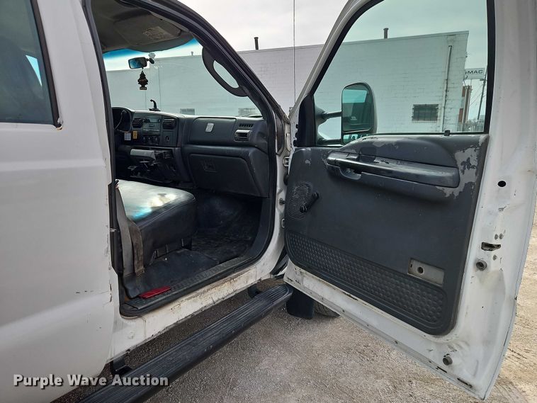 image for item EO7126 2005 Ford F550 Crew Cab truck cab and chassis