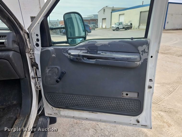 image for item EO7126 2005 Ford F550 Crew Cab truck cab and chassis