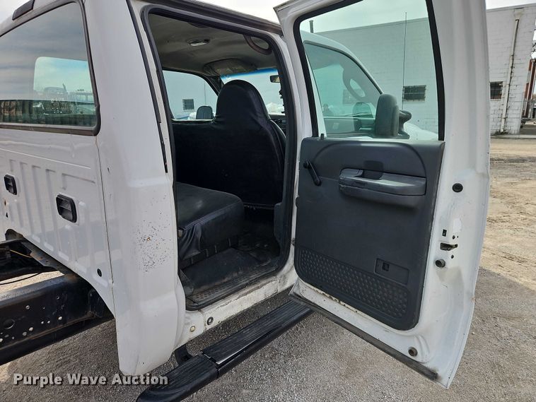 image for item EO7126 2005 Ford F550 Crew Cab truck cab and chassis