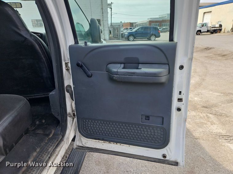 image for item EO7126 2005 Ford F550 Crew Cab truck cab and chassis