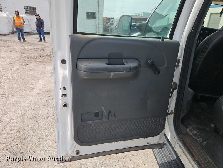 image for item EO7126 2005 Ford F550 Crew Cab truck cab and chassis