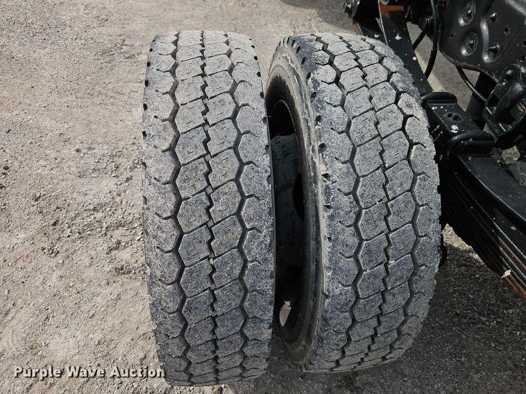 image for item EO7126 2005 Ford F550 Crew Cab truck cab and chassis