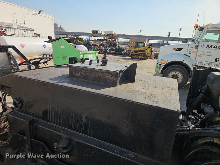 image for item EO7129 Neal DA850 seal coat machine