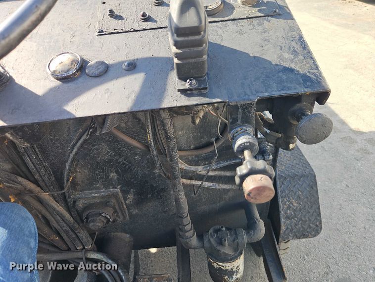 image for item EO7129 Neal DA850 seal coat machine