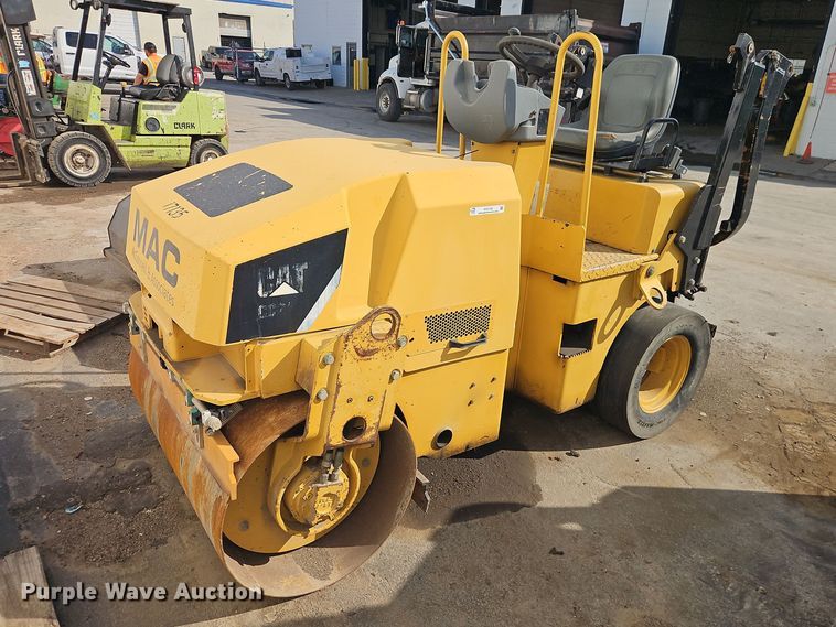 image for item EO7130 Caterpillar CC24 double drum roller