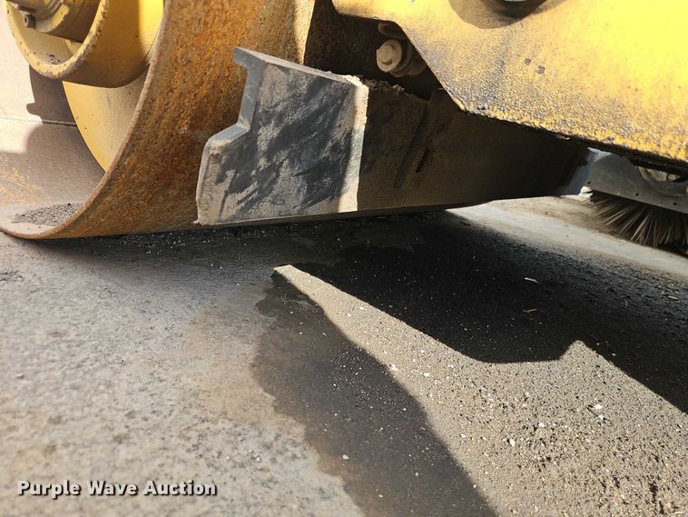 image for item EO7130 Caterpillar CC24 double drum roller