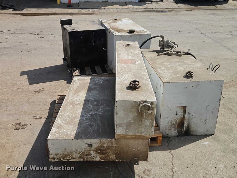 image for item EO7135 (4) fuel tanks