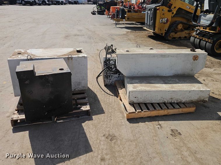 image for item EO7135 (4) fuel tanks