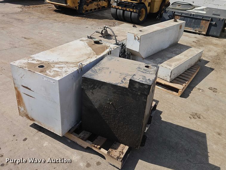 image for item EO7135 (4) fuel tanks