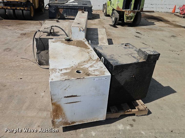 image for item EO7135 (4) fuel tanks
