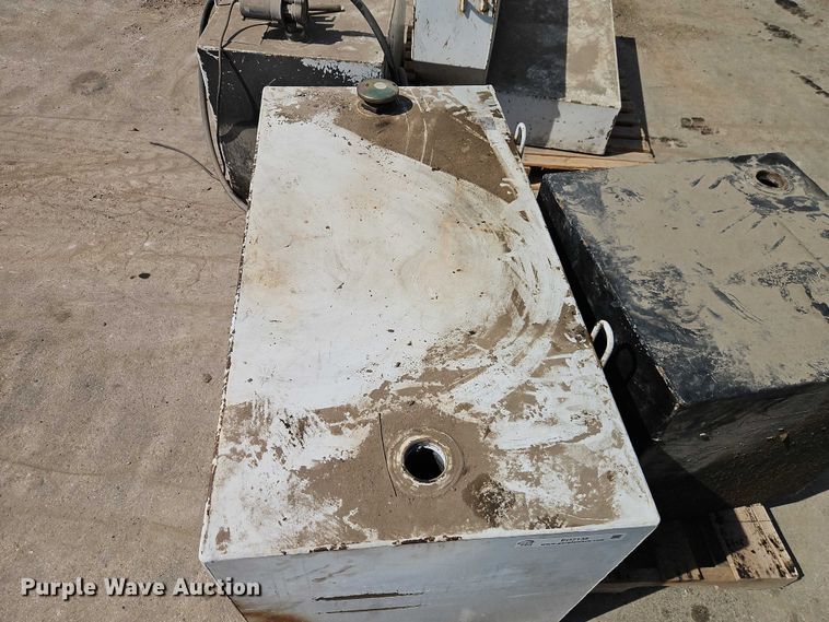 image for item EO7135 (4) fuel tanks