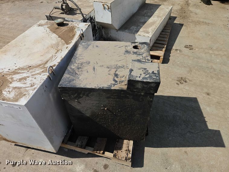 image for item EO7135 (4) fuel tanks