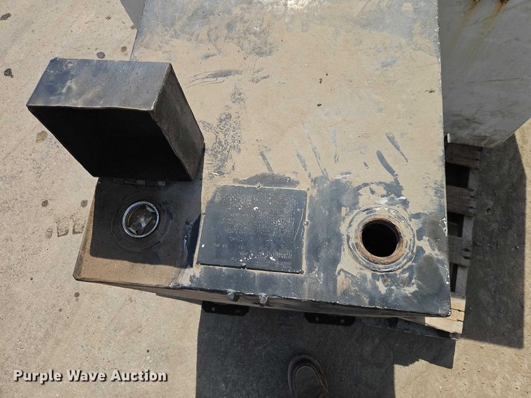 image for item EO7135 (4) fuel tanks