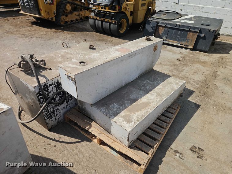 image for item EO7135 (4) fuel tanks