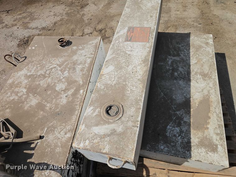 image for item EO7135 (4) fuel tanks