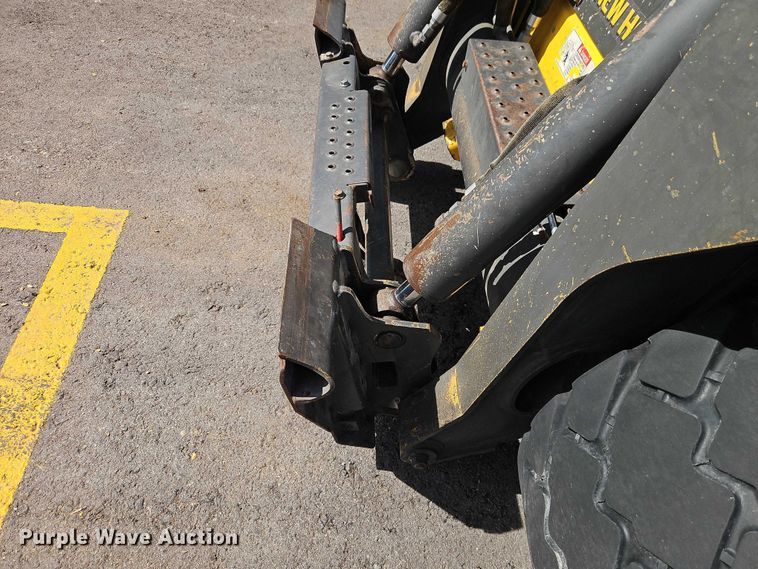 image for item EO7140 2011 New Holland L230 skid steer loader