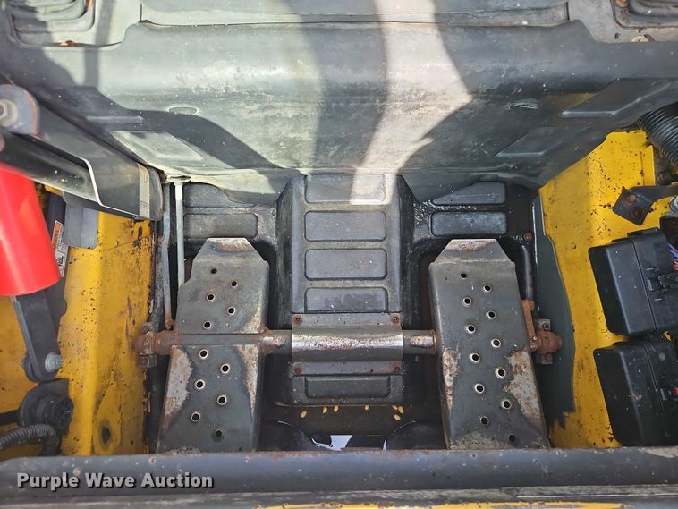 image for item EO7140 2011 New Holland L230 skid steer loader