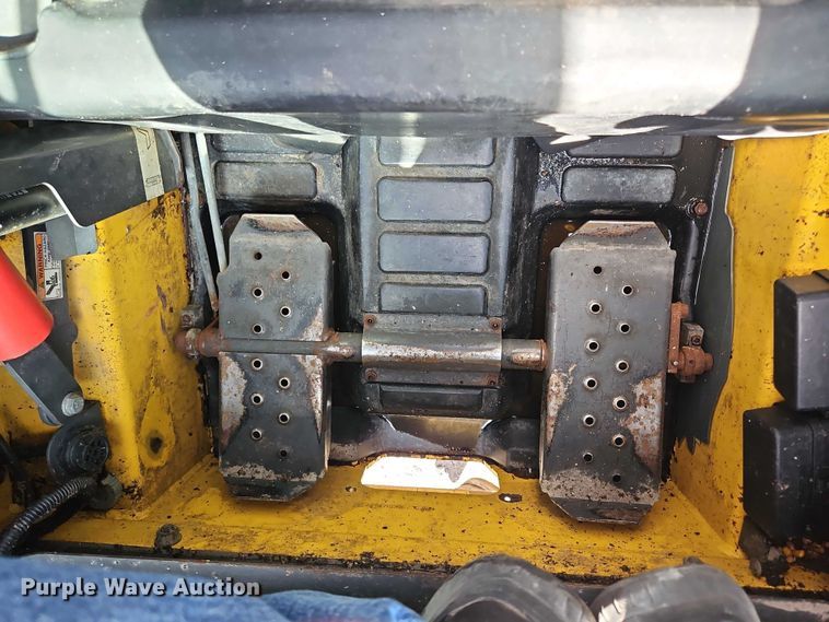 image for item EO7140 2011 New Holland L230 skid steer loader