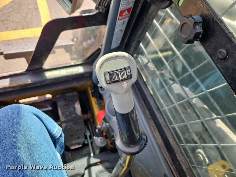 image for item EO7140 2011 New Holland L230 skid steer loader