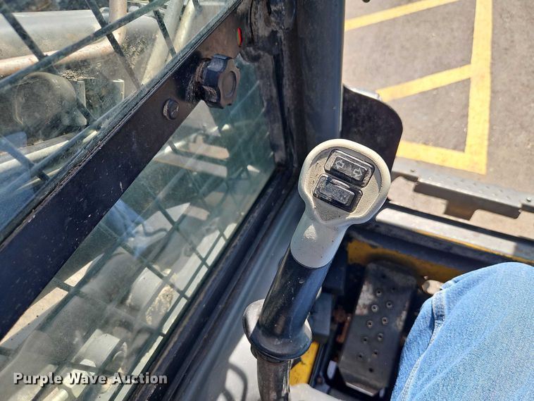 image for item EO7140 2011 New Holland L230 skid steer loader